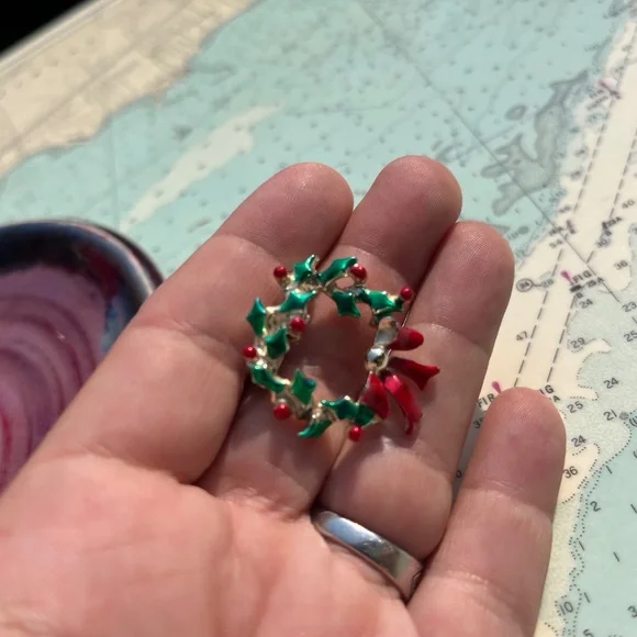 Vintage 90s Enamel and Metal Wreath Pin / Brooch / Button - Picture 3 of 3